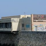 Διαφωνία των Αρχαιολόγων κρατά «παγωμένο» το Λιμενικό Περίπτερο - Επενδυτές υπάρχουν, αλλά το κτίριο καταρρέει