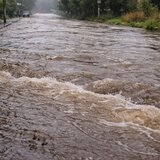 Μεγάλη διαρροή νερού εδώ και δέκα μέρες! Δεν συγκινείται κανείς στην εποχή της λειψυδρίας