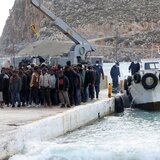 Στα θολά νερά της κακοκαιρίας εξανεμίζονται οι ελπίδες για τους αγνοούμενους μετανάστες