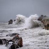 Πολύνεκρη τραγωδία νότια των Καλών Λιμένων: παλεύουν με τεράστια κύματα και κακό καιρό οι διασώστες