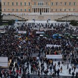 Πανελλαδικό αγροτικό συλλαλητήριο: Έξω από τη Βουλή τα τρακτέρ, οι αγρότες θα διανυκτερεύσουν στο Σύνταγμα 