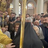 Χειροτονία: Το τρυφερό χειροφίλημα του Ιωακείμ στη μητέρα του, Αικατερίνη - Βίντεο