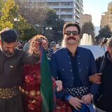 Ιρανοί πανηγυρίζουν και χορεύουν στο κέντρο της Αθήνας για τον θάνατο του Χαμενεΐ