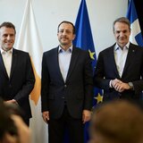 Τριμερής συνάντηση στην Κύπρο: Μηνύματα ενότητας από Μητσοτάκη, Χριστοδουλίδη και Μακρόν