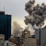 Χτυπήθηκε η πρεσβεία των ΗΠΑ στη Σαουδική Αραβία: εκρήξεις και φωτιά στο κτίριο