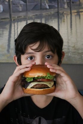 Παιδιά: Η ανθυγιεινή διατροφή προκαλεί μακροχρόνιες αλλαγές στον εγκέφαλο