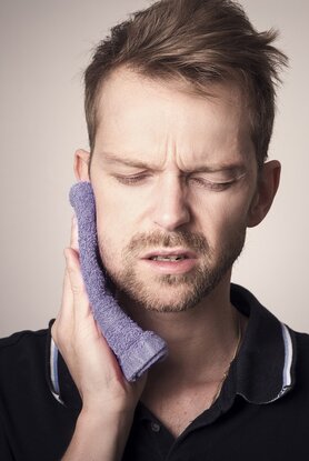 Πρησμένα ούλα που πονούν και ματώνουν; Τι φταίει και πώς αντιμετωπίζεται