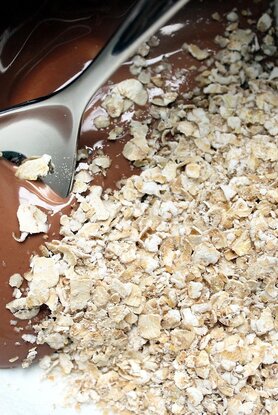 Γιατί η βρώμη μειώνει τη χοληστερόλη: Ο μηχανισμός πίσω από την ευεργετική της δράση