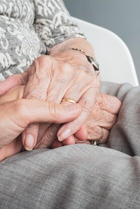 Φροντίζετε και γονείς και παιδιά; Και όμως η «γενιά σάντουιτς» έχει και οφέλη