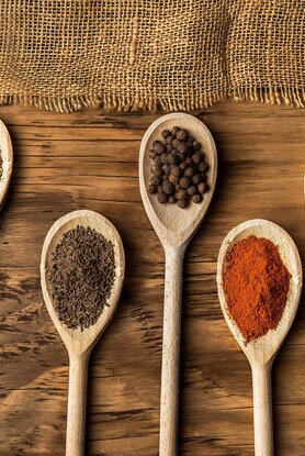 Τα 3 κοινά μπαχαρικά που επηρεάζουν την αποτελεσματικότητα των συνταγογραφούμενων φαρμάκων